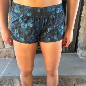 Lululemon Hotty Hot Short II *2.5", size 8, Floral Shift Blue Multi/Black